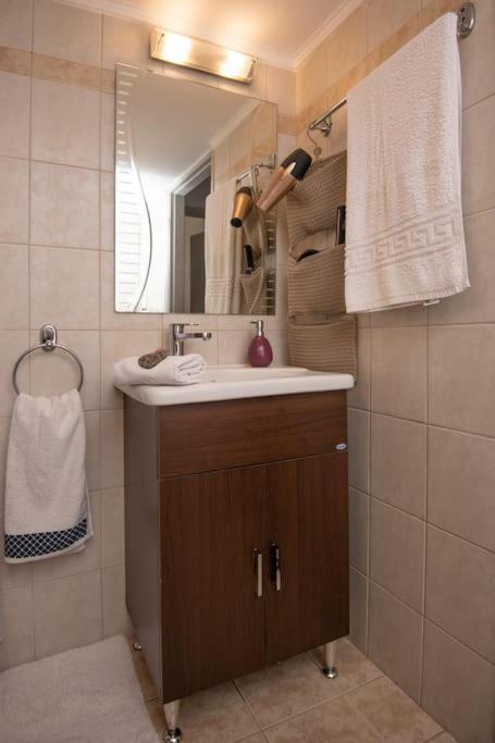 Lovely,Central, Spacious 2-Bedrooms Apartment Piräus Exterior foto