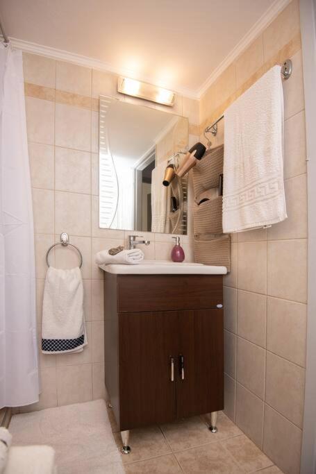 Lovely,Central, Spacious 2-Bedrooms Apartment Piräus Exterior foto
