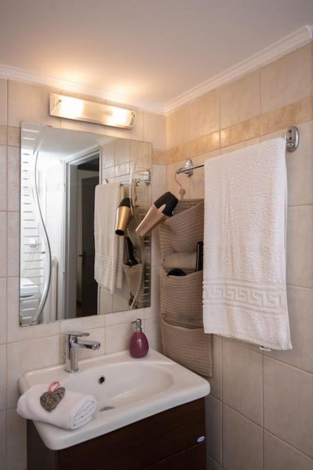 Lovely,Central, Spacious 2-Bedrooms Apartment Piräus Exterior foto