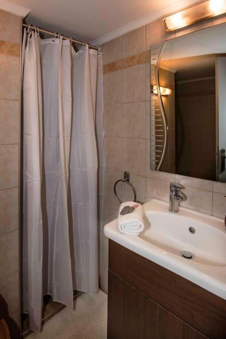 Lovely,Central, Spacious 2-Bedrooms Apartment Piräus Exterior foto