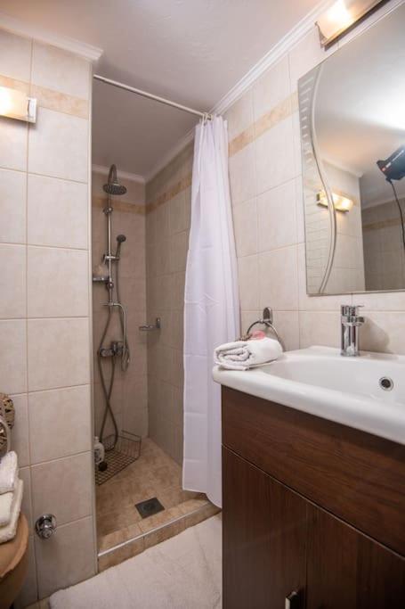 Lovely,Central, Spacious 2-Bedrooms Apartment Piräus Exterior foto